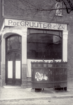 55382 Afbeelding van een urinoir voor de winkel P. de Gruyter & Zn (Jan Pieterszoon Coenstraat 69) te Utrecht.N.B. De ...